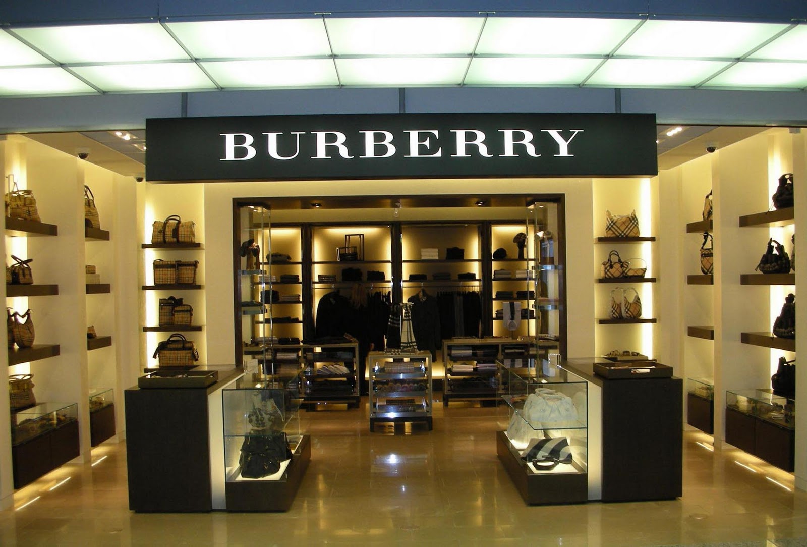 Burberry ngừng sản xuất túi ở một nhà máy Trung Quốc – LuxeVN