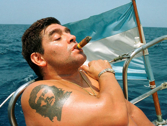 Maradona, Diego / auf Segelboot vor Havanna