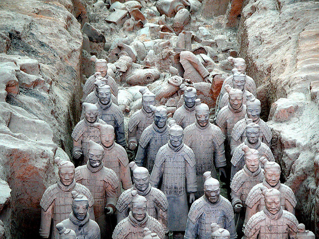 Khi khai quật lăng mộ Tần Thuỷ Hoàng, người ta phát hiện khoảng 7.500 tượng binh lính bằng đất nung được dựng quanh lăng mộ. Những pho tượng này có niên đại khoảng năm 221 trước Công nguyên. Điều đặc biệt là quanh cổ mỗi pho tượng đều có một khăn lụa được thắt nơ cẩn thận. Và trông chúng có vẻ là một vật trang sức có chức năng giống như cà vạt. Vào năm 16 trước Công nguyên, hàng triệu cuộn lụa đã được Trung Hoa dành riêng cho việc may khăn cho binh sĩ, vừa là một kiểu binh phục, vừa thêm đẹp mắt.