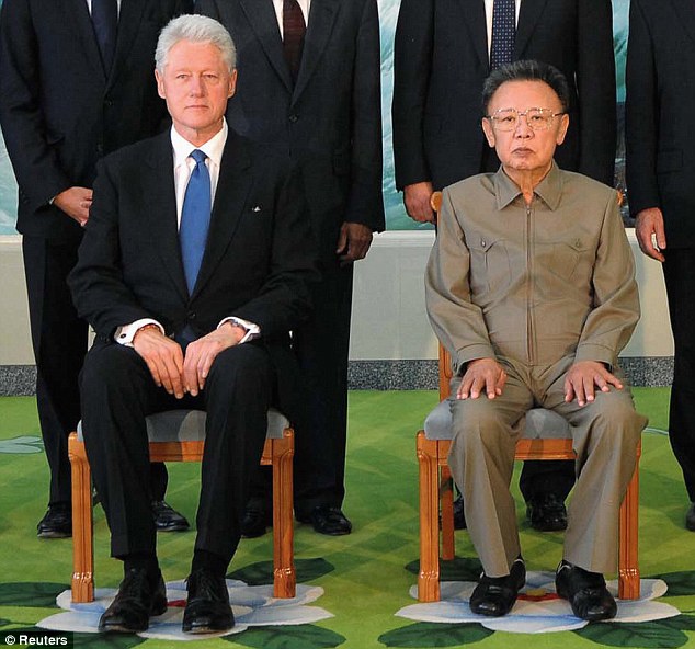 Cựu tổng thống Hoa Kỳ, Bill Clinton và cố chủ tịch Bắc Hàn, Kim Jong-il. Trong ảnh, ông Clinton vận cà vạt tông xanh