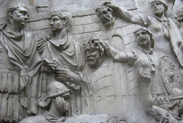 Binh sĩ La Mã xưa cũng từng quấn khăn quanh cổ, dường như phân chia giai tầng hẳn hoi qua vật này. Binh lính khăn xanh, “sĩ quan” khăn vàng, còn khăn đỏ là dành cho bậc tướng lĩnh, được quyền họp bàn với hoàng đế. Một trong những bức phù điêu nổi tiếng về y phục La Mã (năm 113) về binh đoàn Trajan cho thấy rõ điều này.
