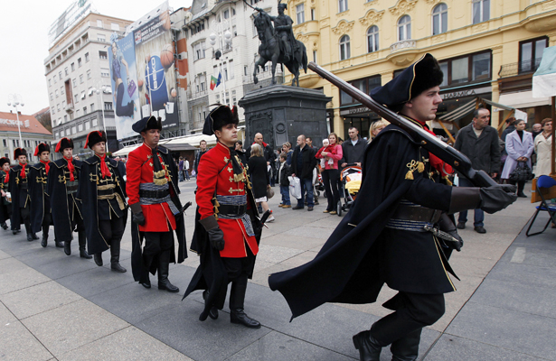 Diễu hành kỷ niệm "Ngày cà vạt" tại thành phố Zagreb, Croatia