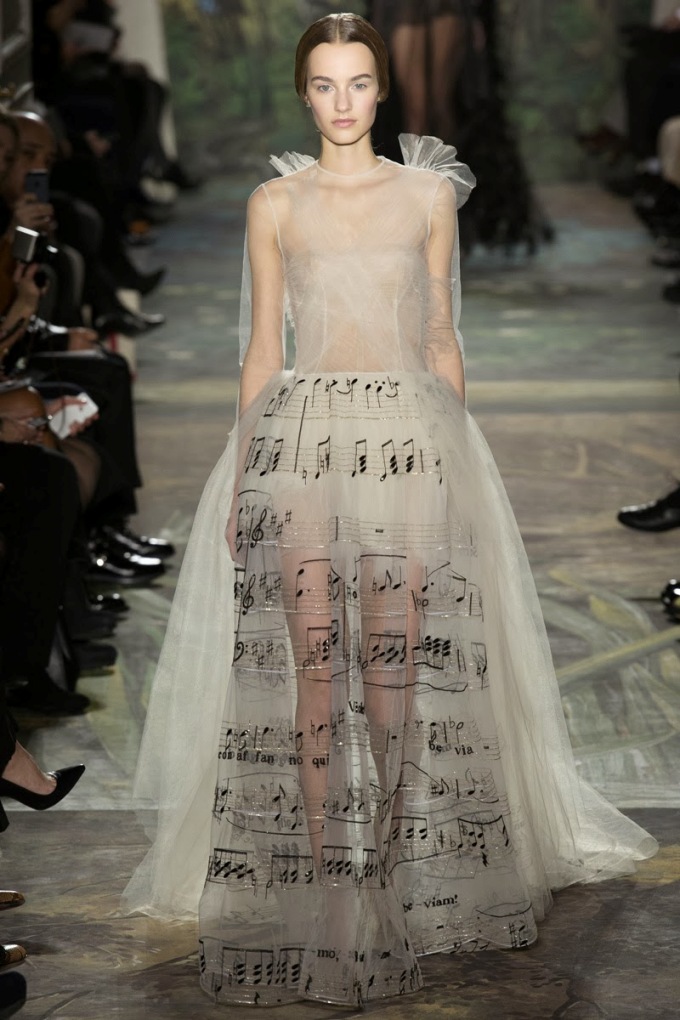 Chiếc váy tuyn trắng lấy cảm hứng từ bản oprera La Traviata