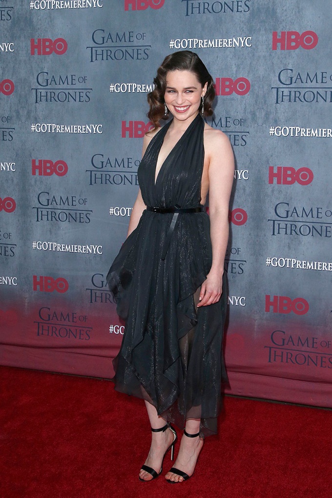 Emilia Clarke thướt tha trong váy Donna Karan   