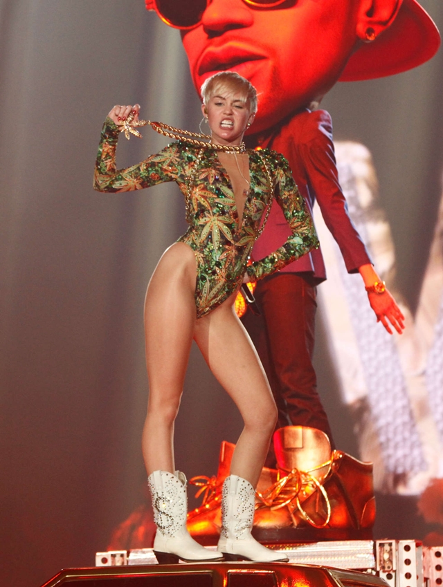 Miley-Cyrus-Bangerz-Tour-2014-in-Rosemont-9