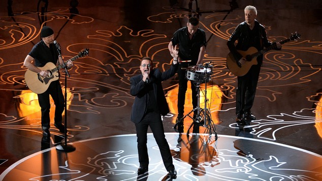 Nhóm U2 biểu diễn Ordinary Love trên sân khấu Oscar năm nay