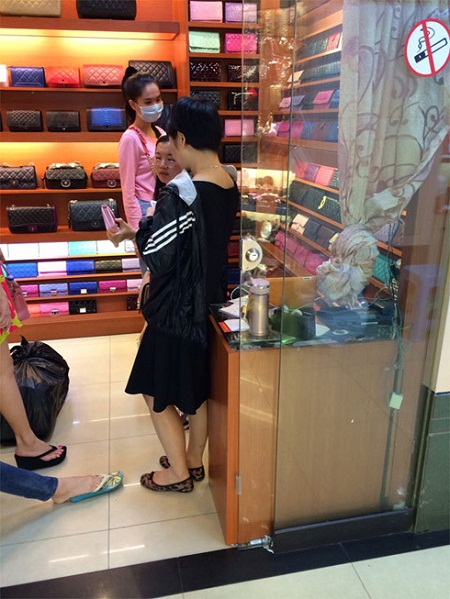 Ngọc Trinh đi chợ hàng nhái ở Quảng Châu, Trung Quốc