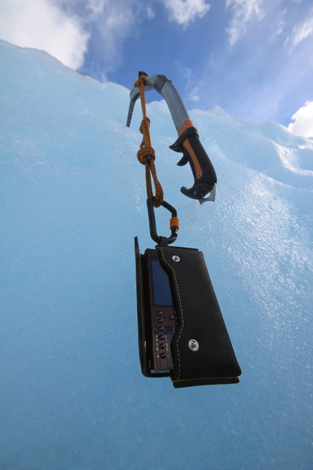Một trong những hình ảnh hé lộ ấn tượng của chiếc điện thoại Mobiado Professional 3 VG được treo lơ lửng trên mảng băng ở đỉnh Everest